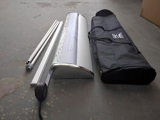 Support de bannière enroulable en aluminium à base large rétractable Flad pour la publicité