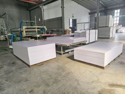 Feuille de panneau de panneau de mousse de PVC de panneau de signe de PVC blanc à haute densité de 1220*2440mm 3mm, meubles de 5mm